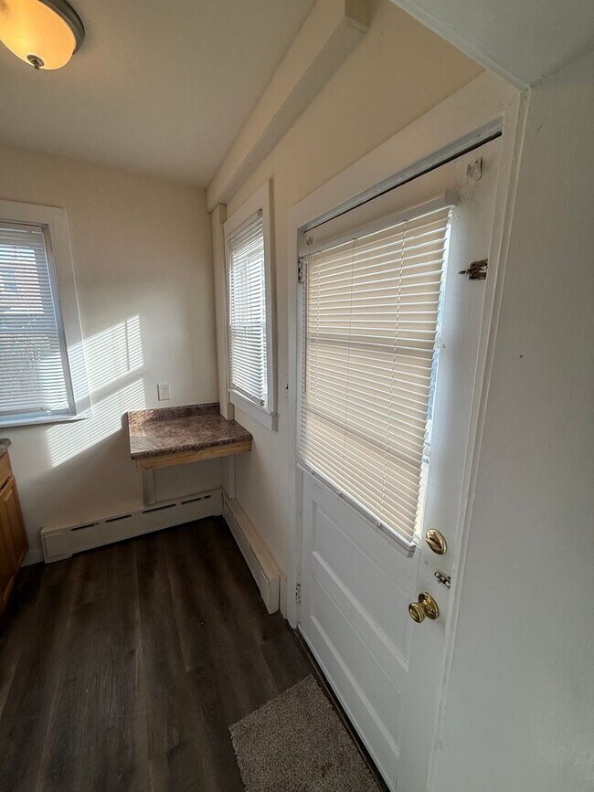 Building Photo - 633 Gilham St