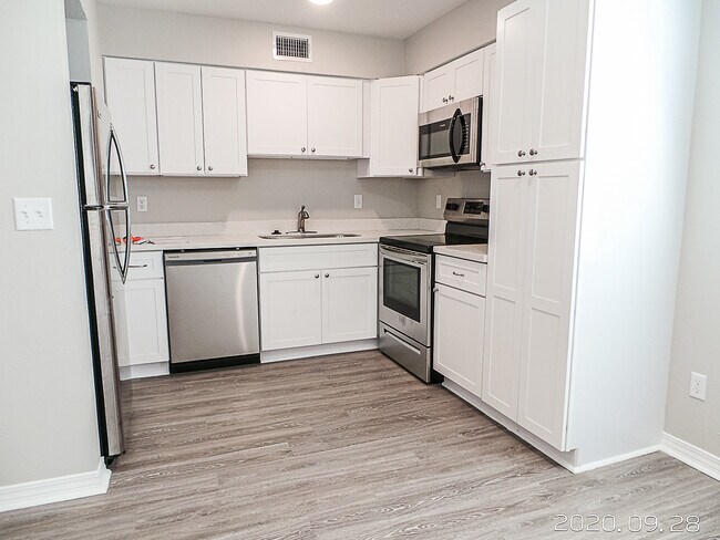 Building Photo - 723 S Berthe Ave