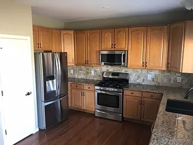 Building Photo - Beautiful 3 bed, 3 bath in D49