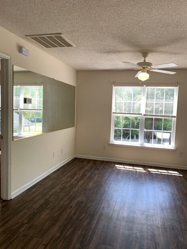 Building Photo - 1 Bedroom 1 Bath Apartment over a Garage Available Now on Yaupon