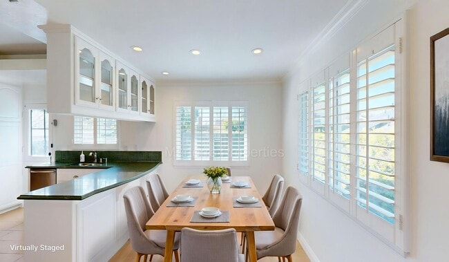 Building Photo - Large Spacious Home with a Pool!