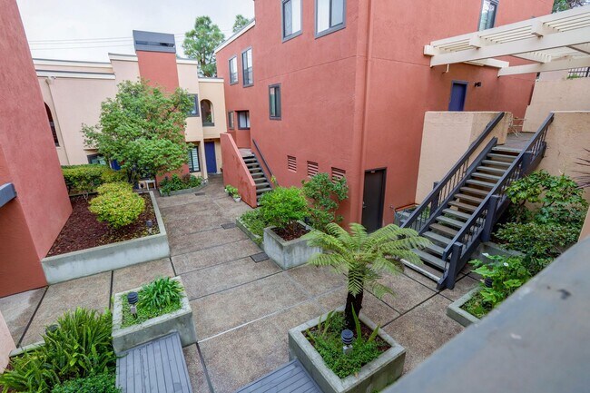 Building Photo - 2 Bed / 2.5 Bath pet friendly condo near downtown San Carlos with two parking spaces. YouTube tour!