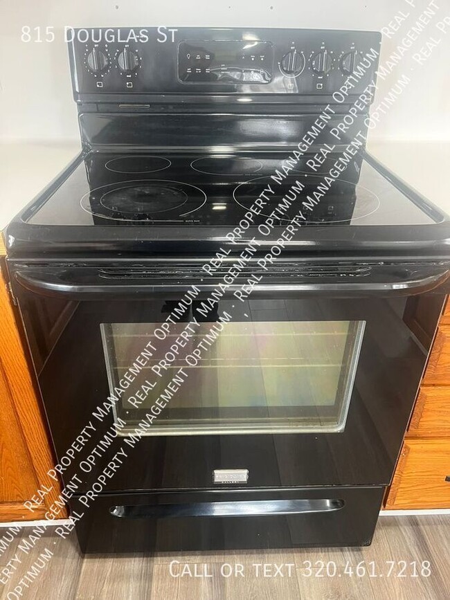 Building Photo - 815 Douglas St