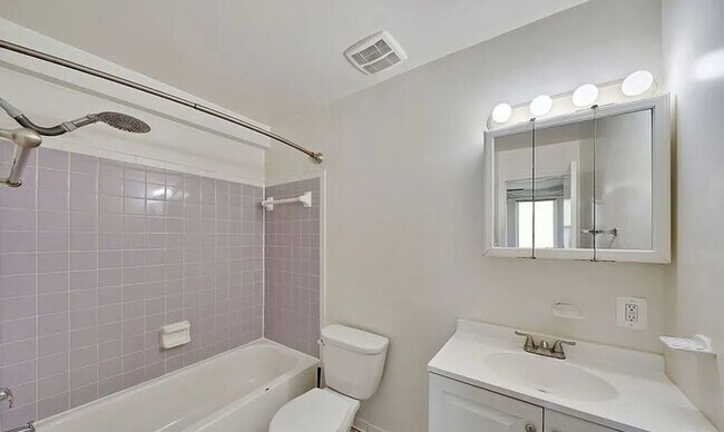 Building Photo - Bright & Spacious 3BR/2BA in the Heart of Columbia Heights