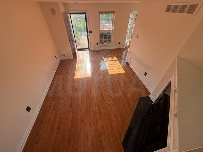 Building Photo - 38926 Country Cir