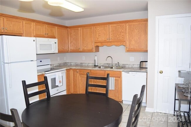 Building Photo - Fully furnished 2 bedroom, 1.5 bath townhouse! Available 8/15