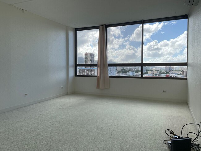 Building Photo - 4 Months of Discounted Rent! Sunny, 8th Flr Unit in Boutique Building with Gorgeous Views from Sp...