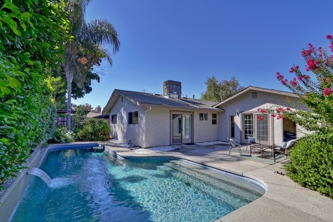 Building Photo - 2706 Ganges Pl