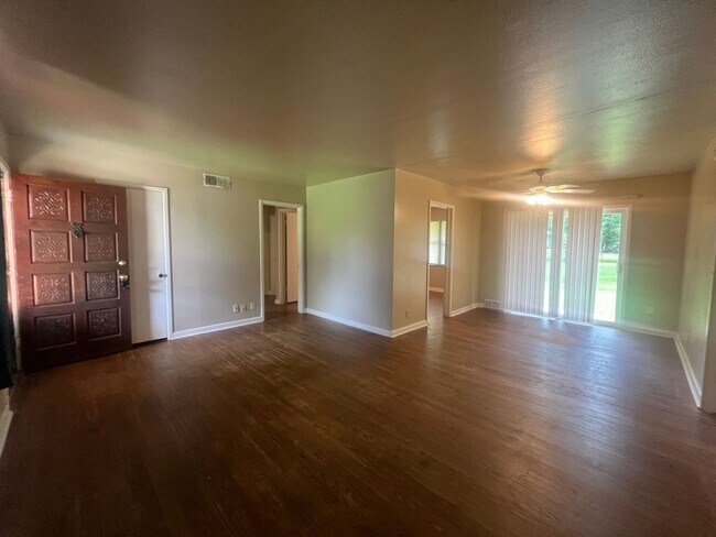 Building Photo - JLM