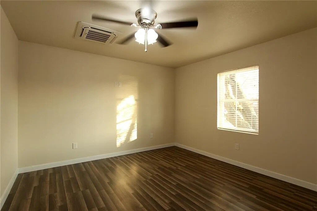 Side Bedroom - 516 Riney Rd