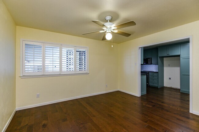 Building Photo - 4406-4410 Granbury TriPlex