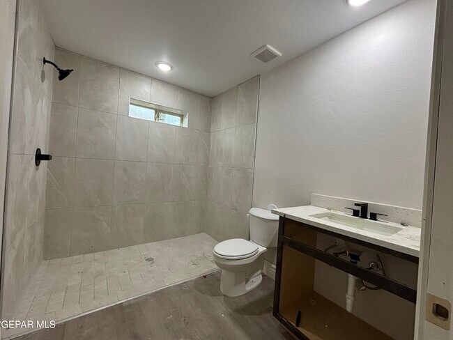 Building Photo - 2633 Dunoon Dr