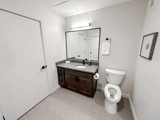 Building Photo - 403 W 4th St N