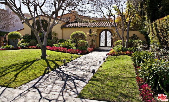 Building Photo - 707 N Bedford Dr