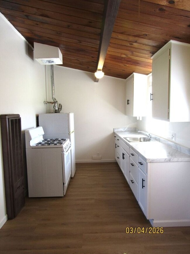 Building Photo - Charming One Bed, One Bath Country Home in Sebastopol-$1,795 per month!