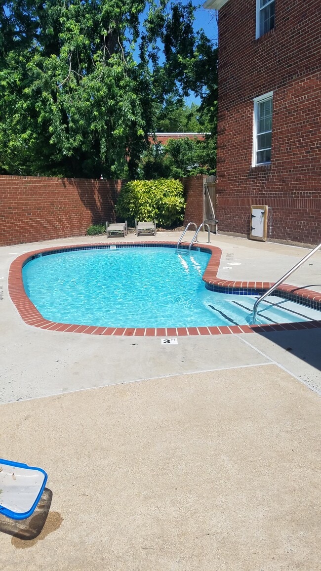 Building Photo - 715 S Washington St