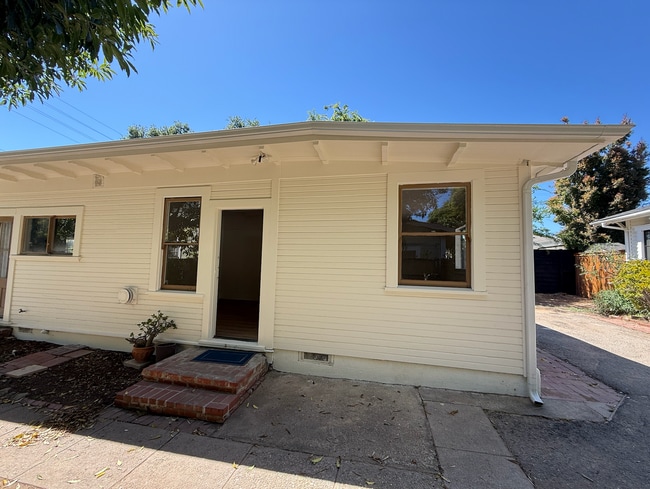 Building Photo - 1528 Castillo St