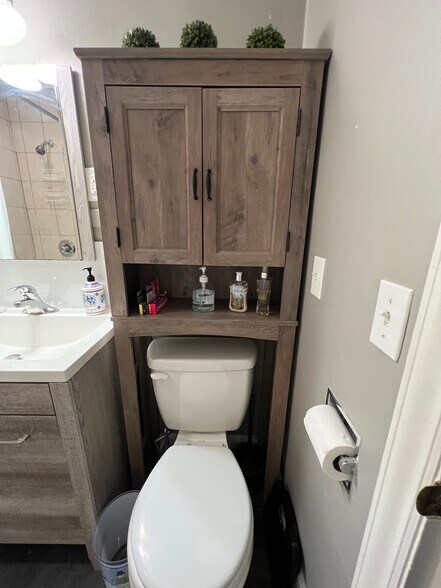 Full bath and storage - 4622 Cass St