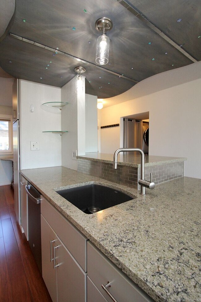 Building Photo - 7545 N Edgewater St