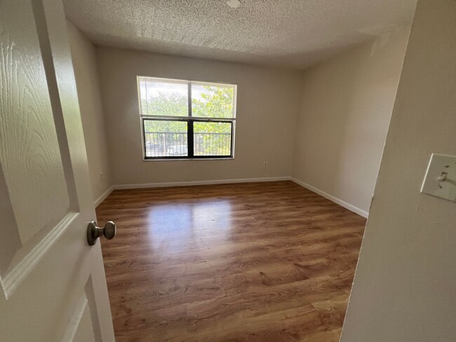 Building Photo - Gated 2/2 in Pompano