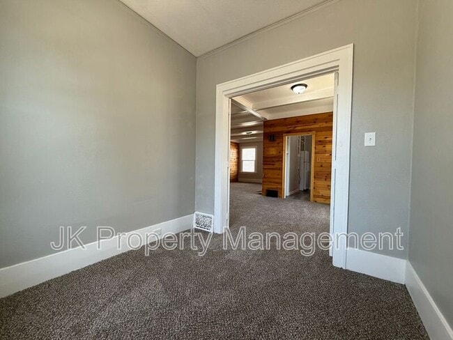 Building Photo - 309 10th St N