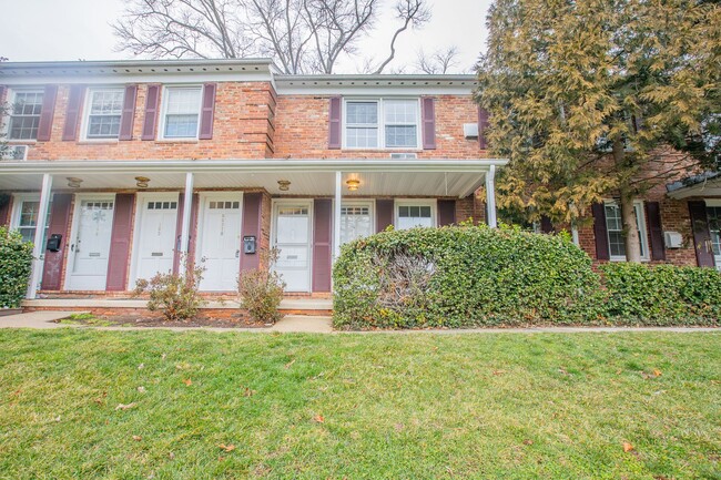 Primary Photo - Charming 2 BR/1 BA Apartment in Rockville!