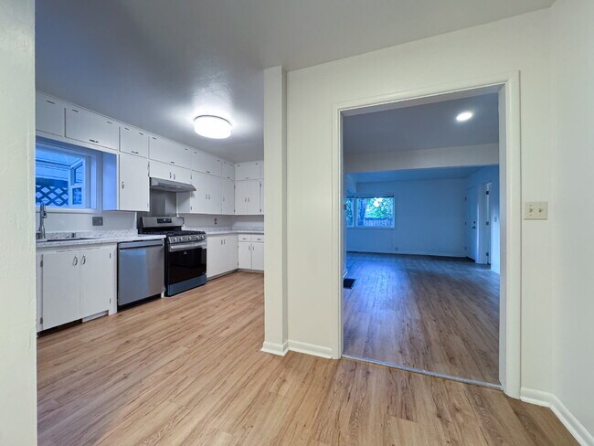 Building Photo - Freshly Updated 4-Bed Retreat Centrally Located in Bellingham