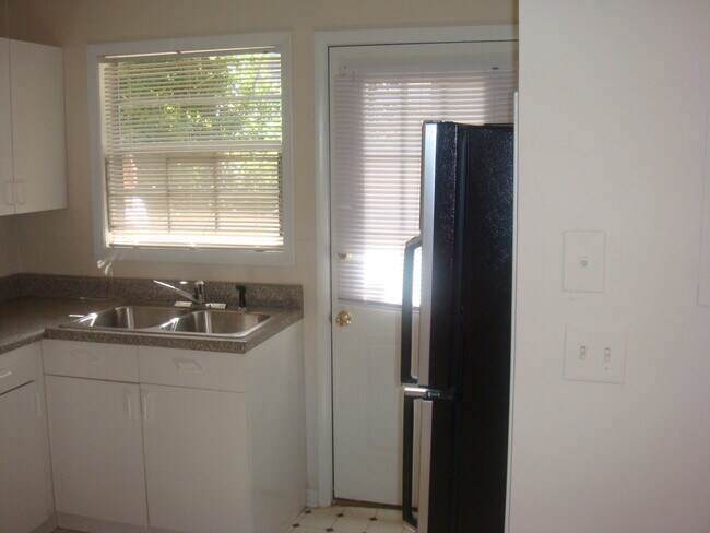 Building Photo - 985 Greenwood Ave NE