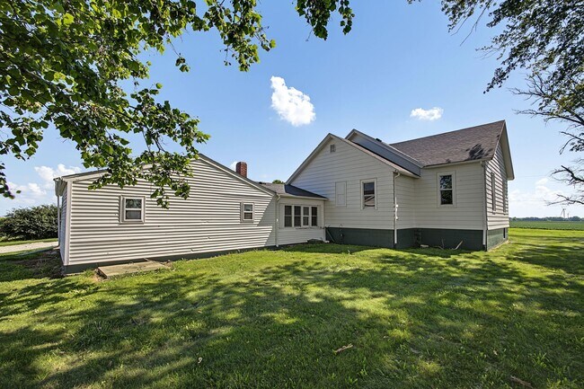 Building Photo - 3 Bedroom, 1 Bathroom Rural Home for Rent – Farmer City, IL