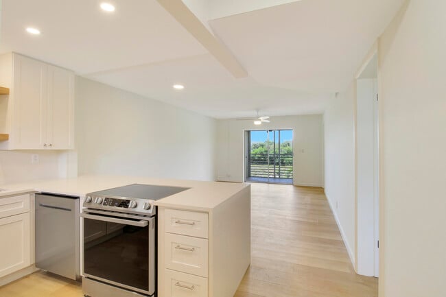 Building Photo - 2770 Garden Dr S