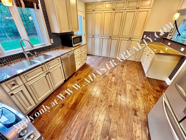 Building Photo - Beautiful 4 Bed 3.5 Bath Home in Fairway-Available NOW!!