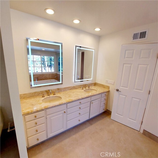 Building Photo - 16545 Park Ln Cir