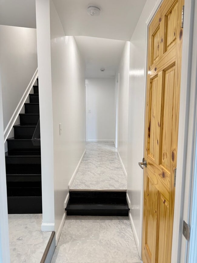 Building Photo - ACCEPTING SECTION 8 - Spacious 3 Bedroom 2 Bathroom Home in Columbia!