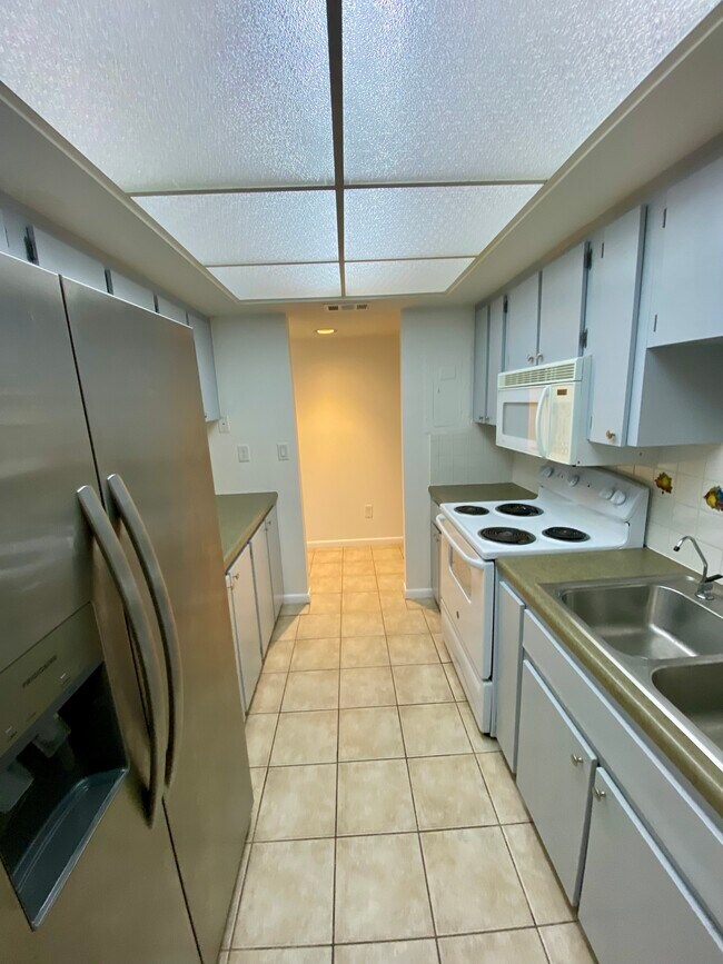 Building Photo - 710 N Village Dr