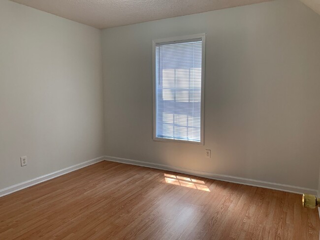 Building Photo - Very nice 2 bedroom and 1 bath apartment located in downtown Concord!