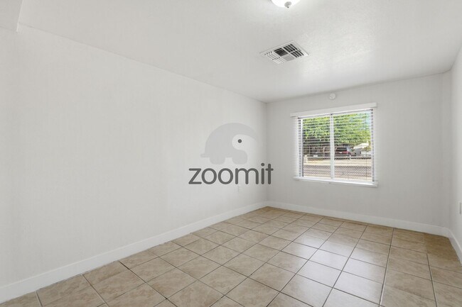 Building Photo - Welcome home to this beautifully updated 3-bedroom, 2-bathroom