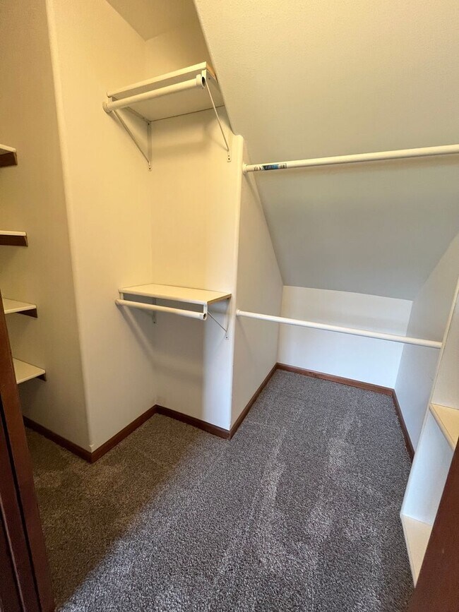 Building Photo - Ground Floor 2 Bed Condo with Attached Garage!