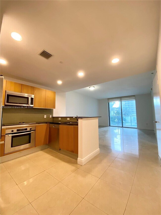 Building Photo - 1060 Brickell Ave