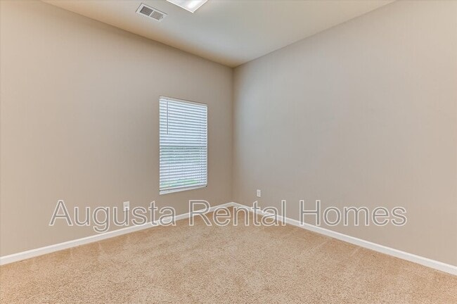 Building Photo - 5060 Vine Ln
