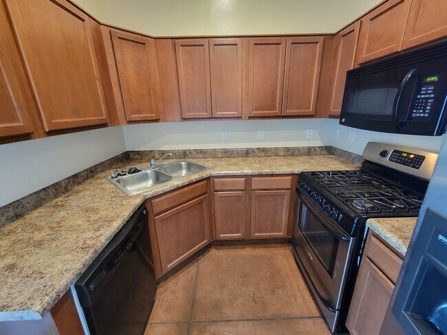 Building Photo - 3331 E Bermuda St