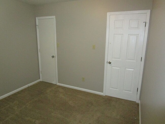 Building Photo - Cute 2 bedroom, 1 bathroom duplex. Close t...