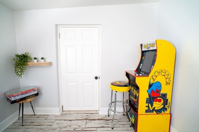 Building Photo - Chic & Stylish  Central location