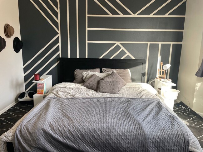 Building Photo - Fully Furnished 2 Bed | 2.5 Bath Home with Fireplace – Powers Corridor