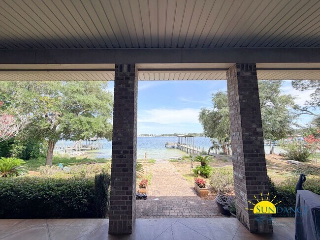 Building Photo - Beautiful Waterfront Property in Prime Location!
