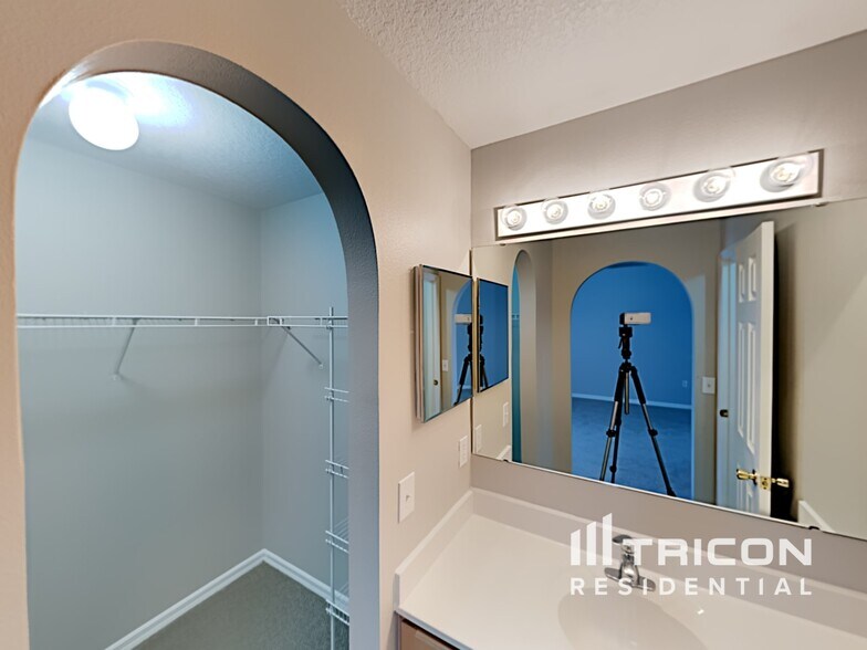 Building Photo - 921 Brenton Leaf Dr