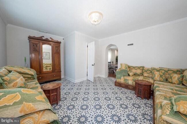 Building Photo - 227 E Hathaway Ln