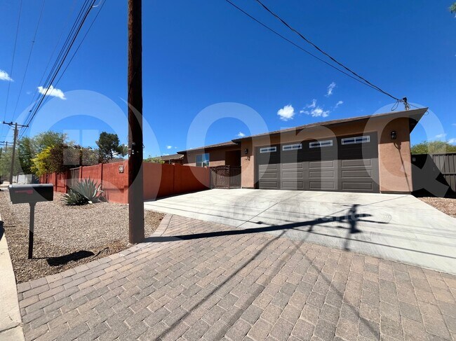 Primary Photo - 1421 N Santa Rosa Ave