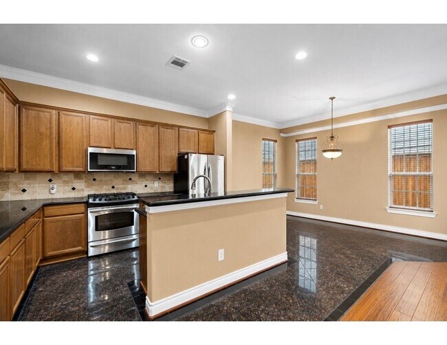 Building Photo - 2927 Clinton Dr