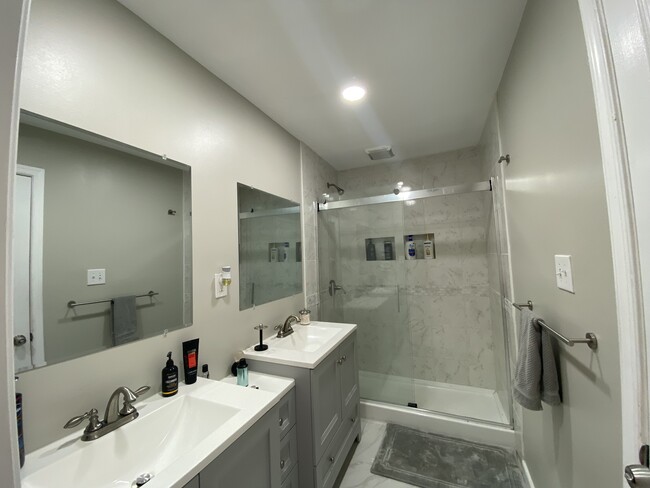 Building Photo - 6425 Sedgefield Dr