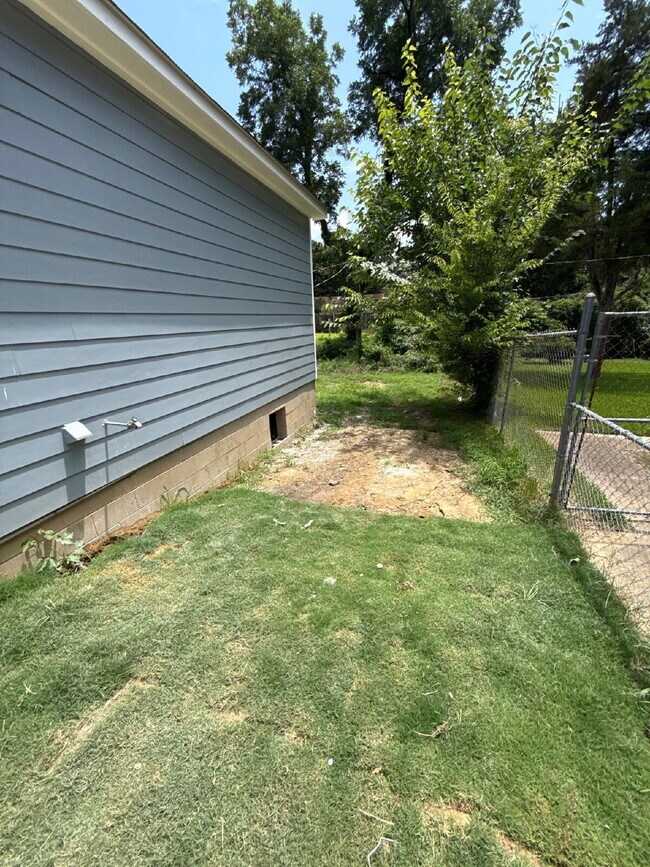 Building Photo - Fully Renovated Spacious 3BR in South Memphis – Section 8 Welcome